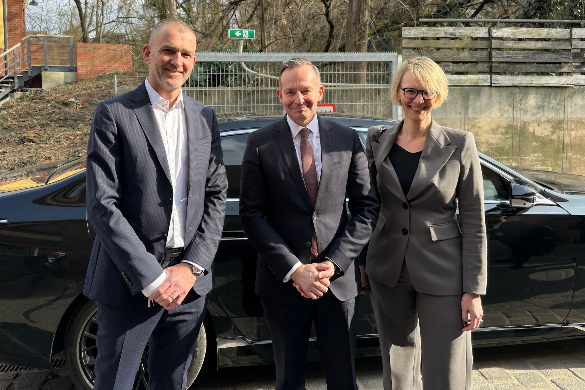 v.l.: Christian Ach, CEO BMW Group Deutschland, Dr. Volker Wissing, Bun­­des­­mi­­nis­­ter für Digi­­tales und Ver­­kehr, und Nina Englert, Geschäftsführerin BMW NL Berlin